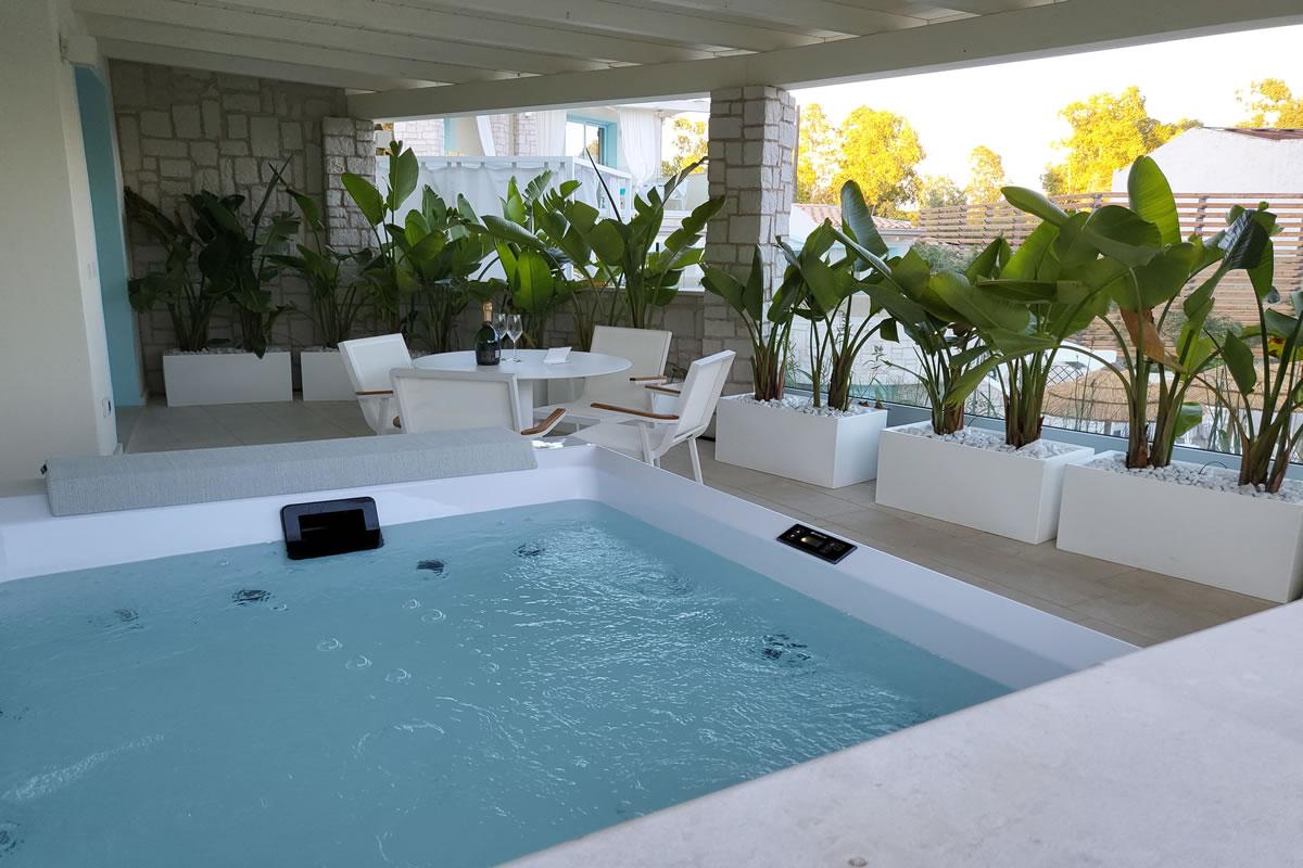 Suite with private jacuzzi and pool view Oasi Blu Sardinia Boutique