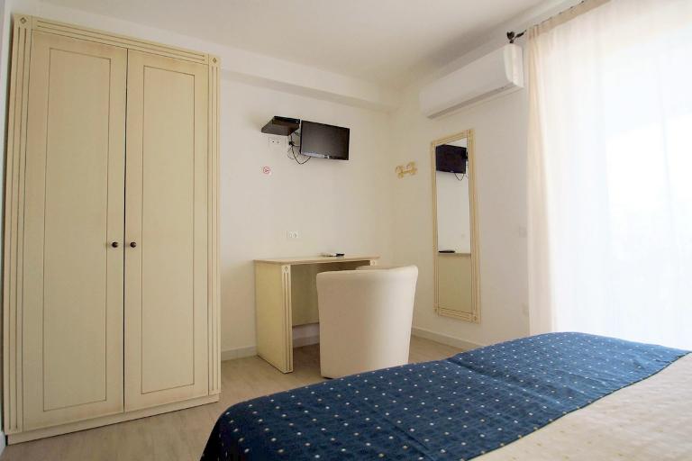 Aparthotel Tartaruga Bianca - Camera doppia, Valledoria (SS)