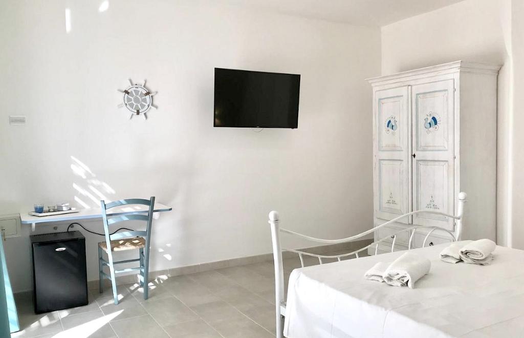 Angolo Mare Apartments & Rooms, Porto Pino (CI) #7