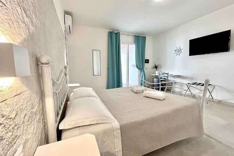 Angolo Mare Apartments & Rooms - Double Romms, Porto Pino (CI)