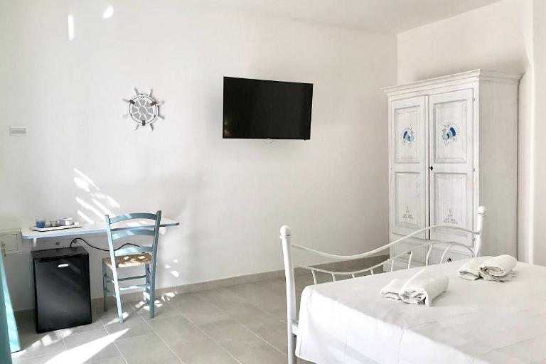 Angolo Mare Apartments & Rooms - Double Romms, Porto Pino (CI)