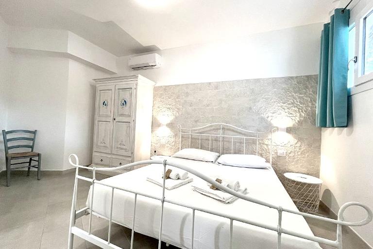 Angolo Mare Apartments & Rooms - Apartments, Porto Pino (CI)