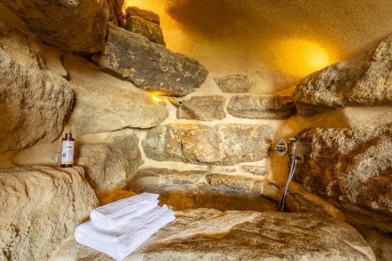Agriturismo Is Perdas & Glamping - Deluxe Zimmer La Grotta, Gergei (SU)
