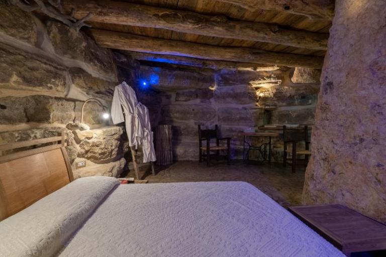 Agriturismo Is Perdas & Glamping - Deluxe Zimmer La Grotta, Gergei (SU)
