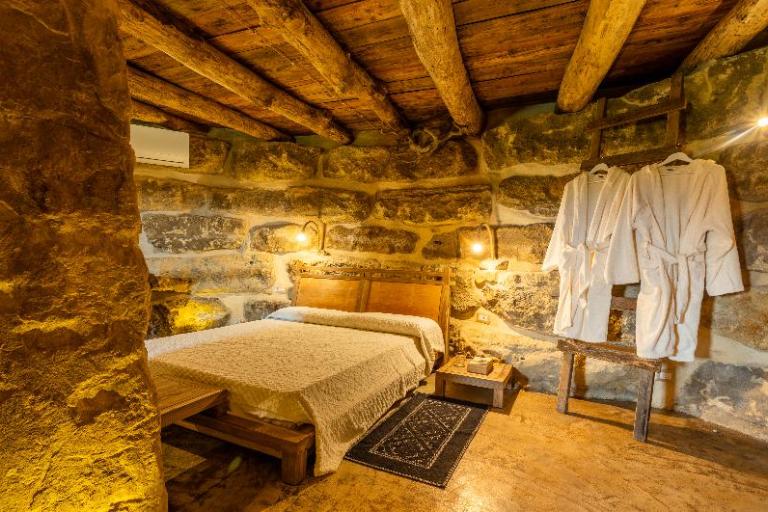 Agriturismo Is Perdas & Glamping - Deluxe Zimmer La Grotta, Gergei (SU)