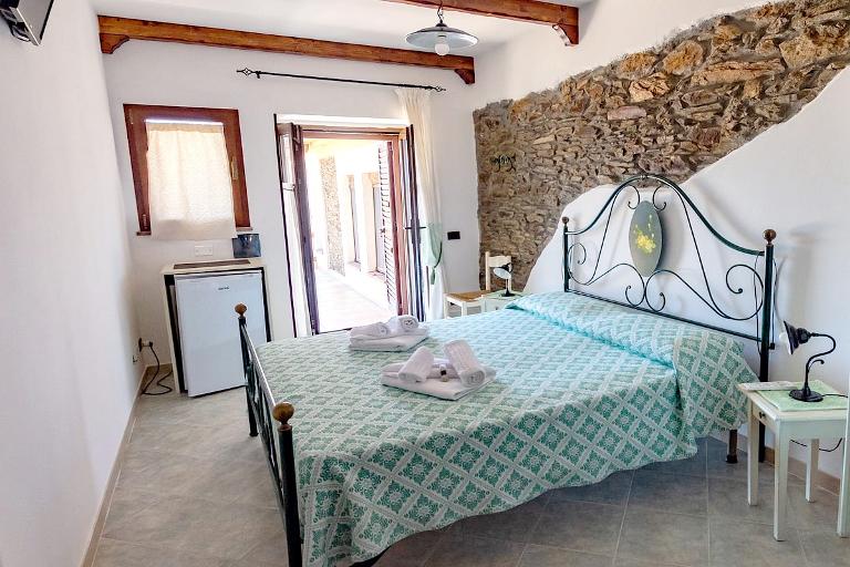 Agriturismo Finagliosu - Camera doppia con cucina esterna condivisa, Sassari (SS)