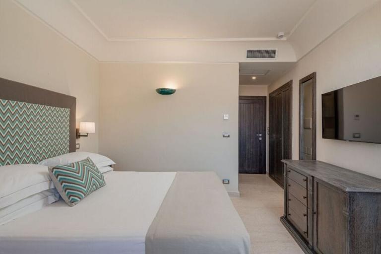 Hotel Cala Lunga - Prestige Room with balcony and partial sea views, La Maddalena (OT)