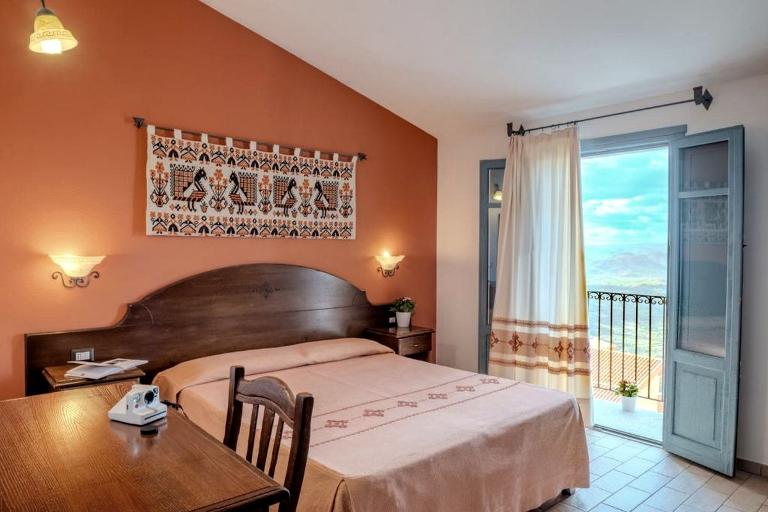 Hotel Bia Maore - Double room with small balcony, Baunei (OG)