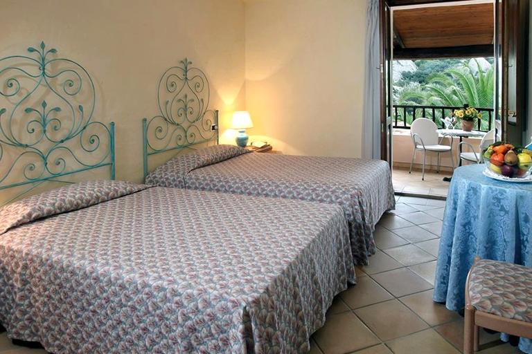 Hotel Pulicinu - Comfort Zimmer mit Gartenblick , Baia Sardinia (OT)