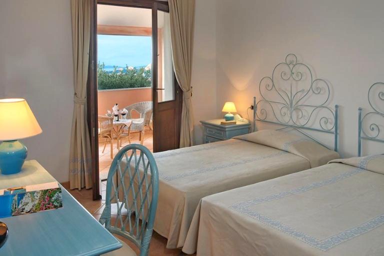 Hotel Pulicinu - ComfortZimmer mit Meerblick , Baia Sardinia (OT)